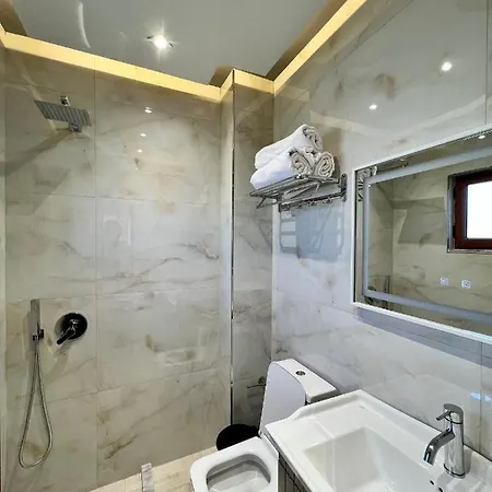 Kamberi & Hotel 2*