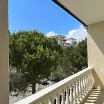 Kamberi & Otel 2*