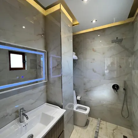 Kamberi & 2* Velipojë